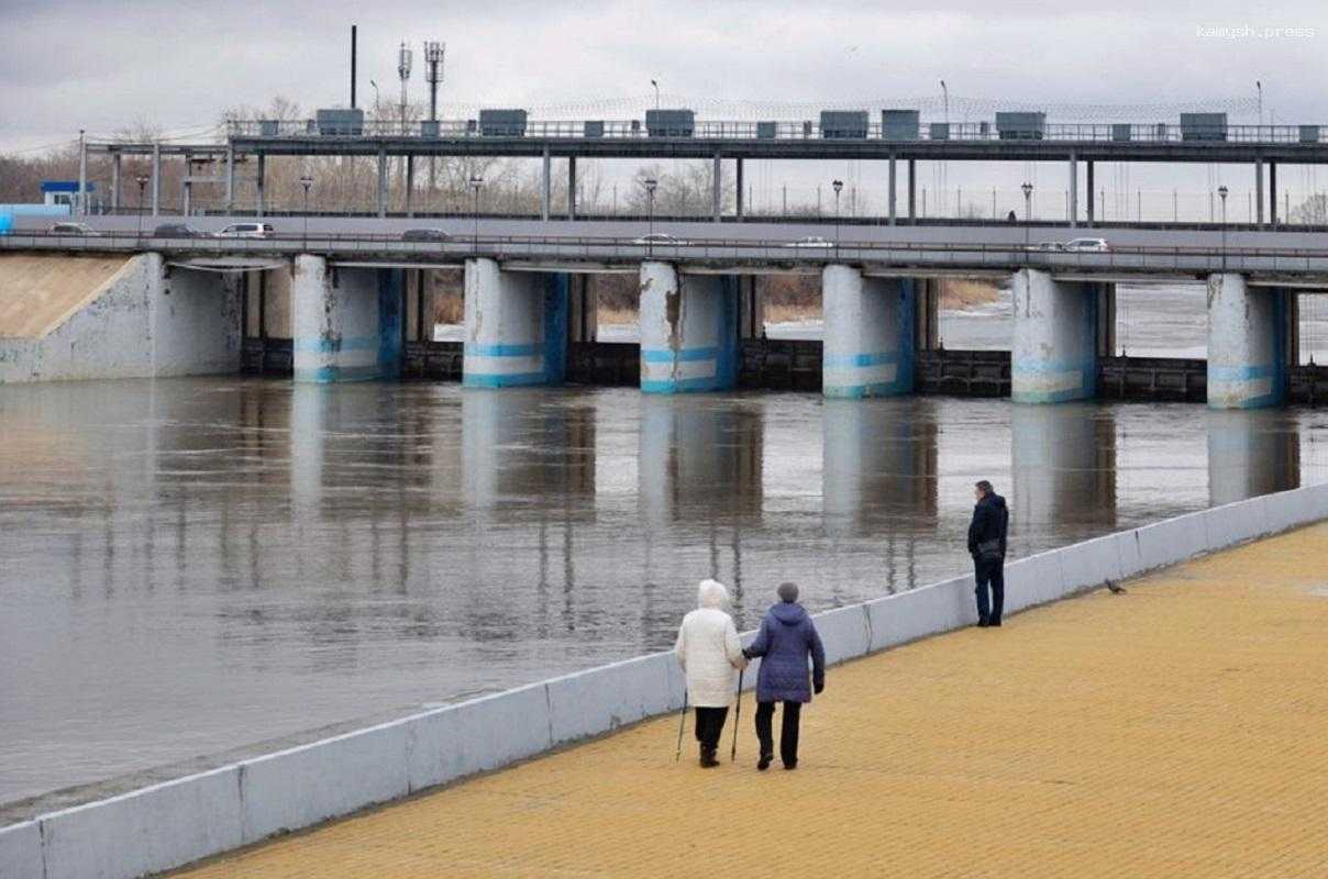 Уровень Тобола в Кургане продолжает неуклонно нарастать, спасатели монтируют водоналивные дамбы