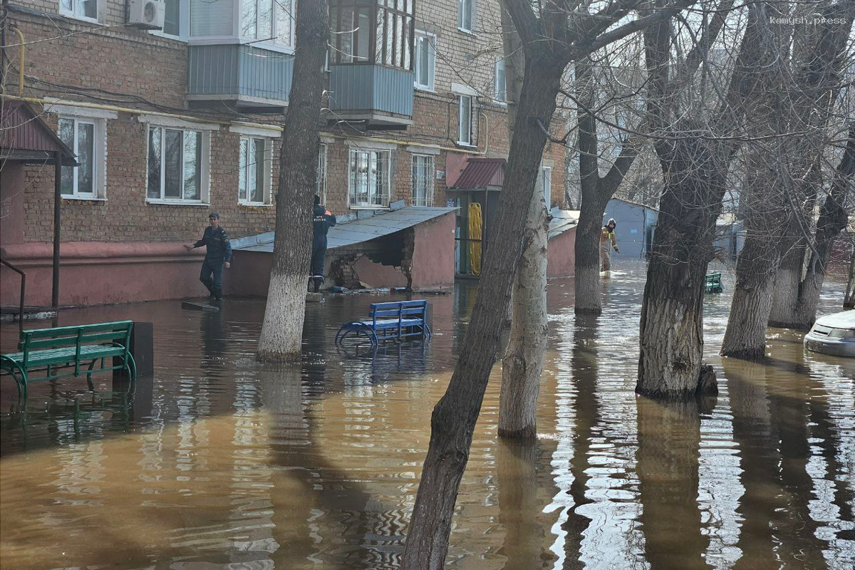 В Оренбурге у дома с затопленным подвалом обрушилась пристройка