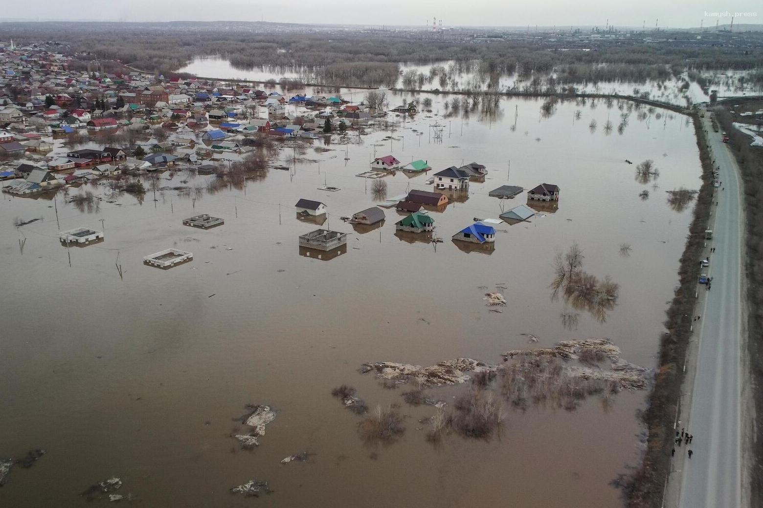 В Орске вода прибывает на площадь Гагарина