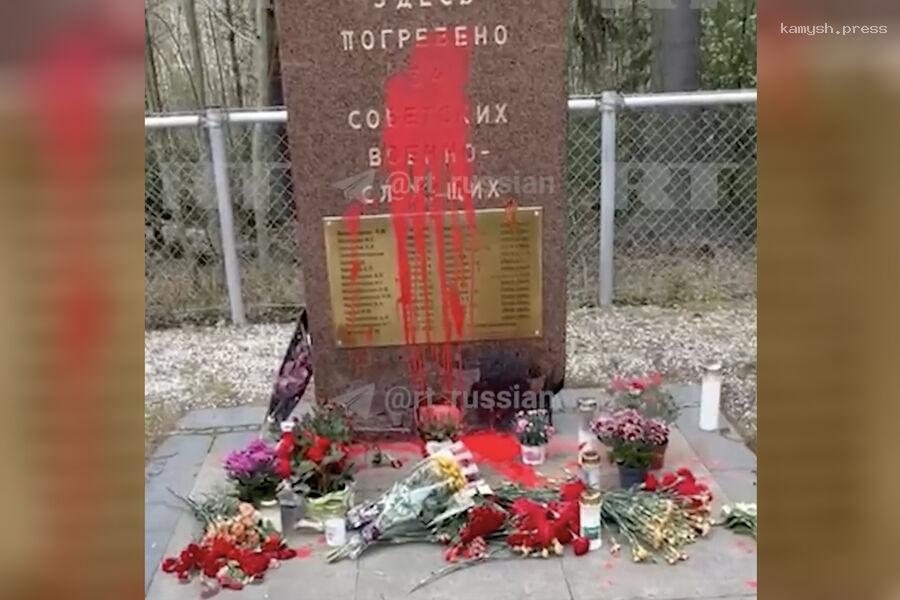 СК РФ возбудил уголовное дело после осквернения мемориала в Хельсинки