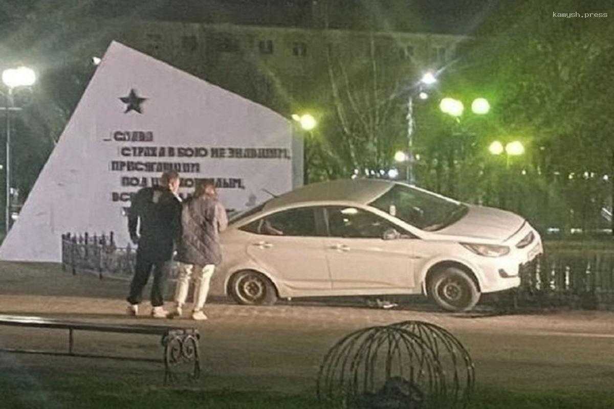 Мужчина на машине влетел в фонтан на площади Победы в Калуге