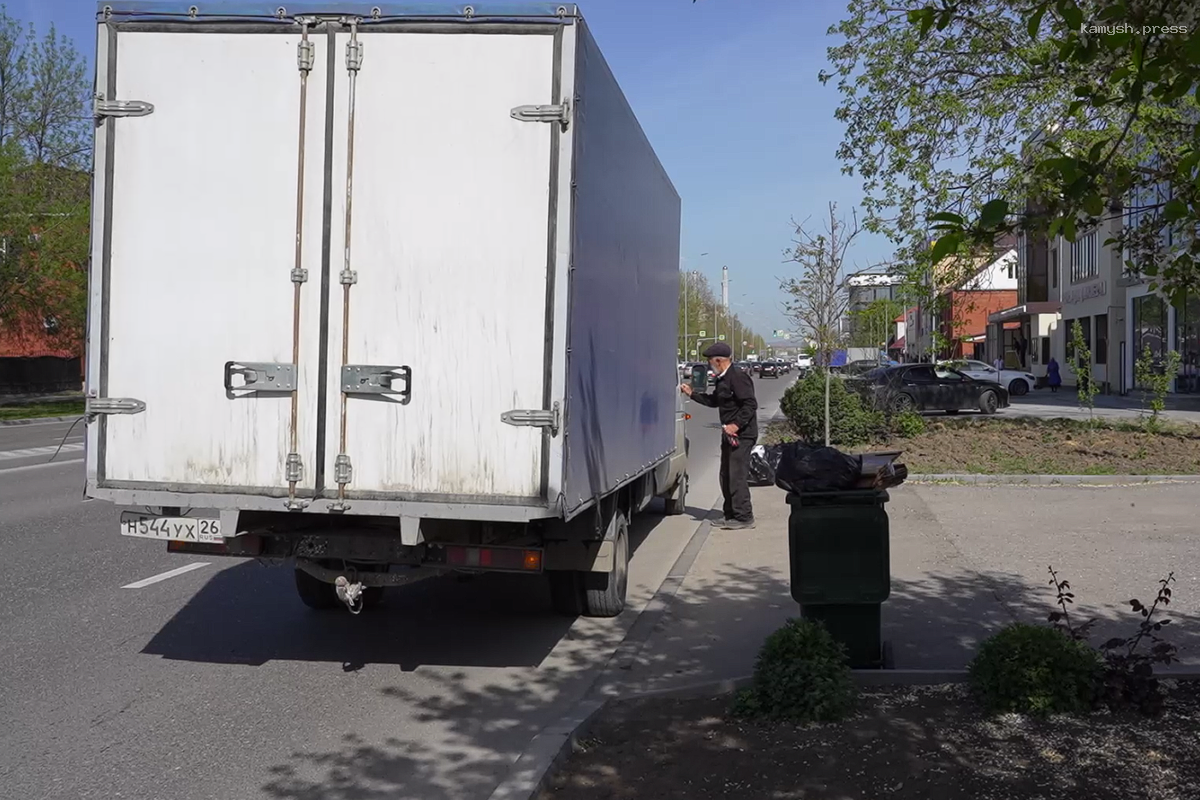 В Грозном на 139 улицах появились новые евроконтейнеры для мусора