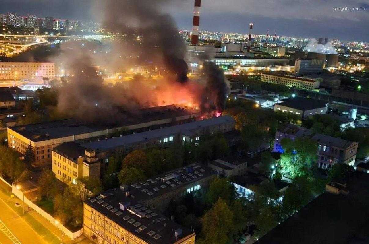 Владельцы производственного цеха строительной фирмы в Москве уверены, что здание сожгли конкуренты