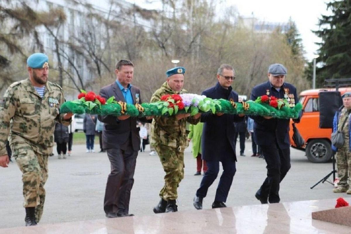 Ветераны ВДВ в Иркутске отметили День Победы  возложением гирлянды и цветов к памятнику Василию Маргелову