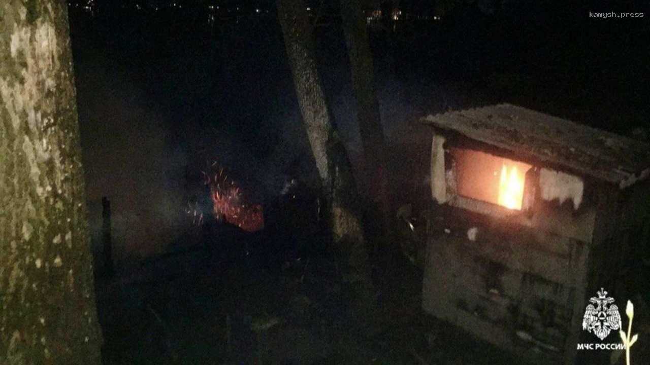 В поселке Рыбачий в Воронеже в пожаре пострадало несколько строений