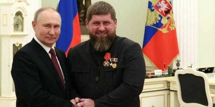СМИ узнали, с каким проблемами столкнется Путин в Чечне в случае смерти Кадырова
