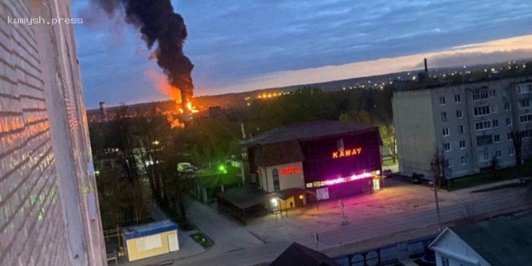 Ночью РФ атаковали дроны, в Смоленской и Воронежской областях вспыхнули пожары на НПЗ