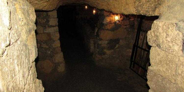 Подземный лабиринт, «село» из камней и озеро, которое не замерзает: три малоизвестные мистические локации в Украине