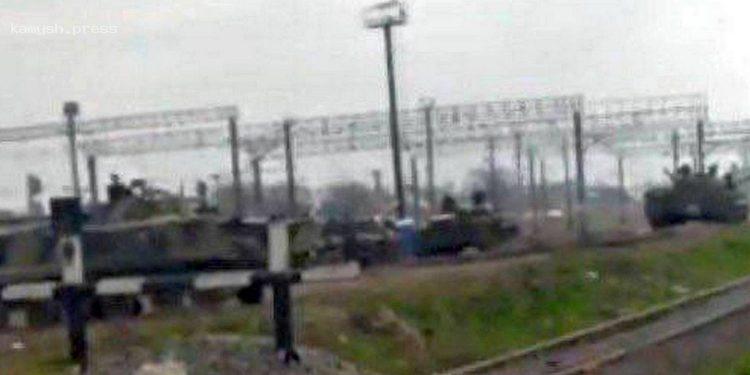 Оккупанты активно готовятся к обороне Крыма: в «АТЕШ» показали кадры переброски танкового батальона (фото)