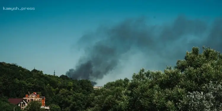 В Курске вспыхнул масштабный пожар, в Сети пишут, что огонь охватил военную базу оккупантов