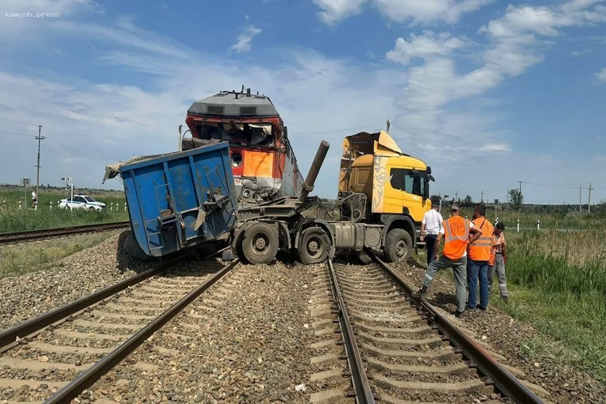 В Волгоградской области поезд влетел в грузовик