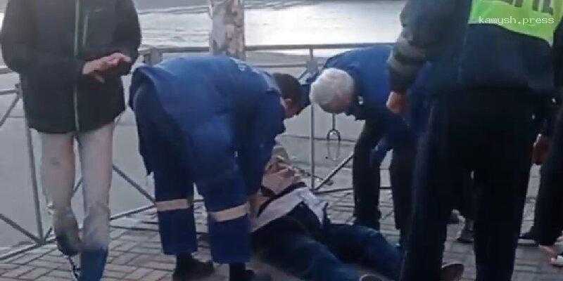 В Новосибирске скорая помощь увезла пожилого мужчину после наезда на него электросамоката