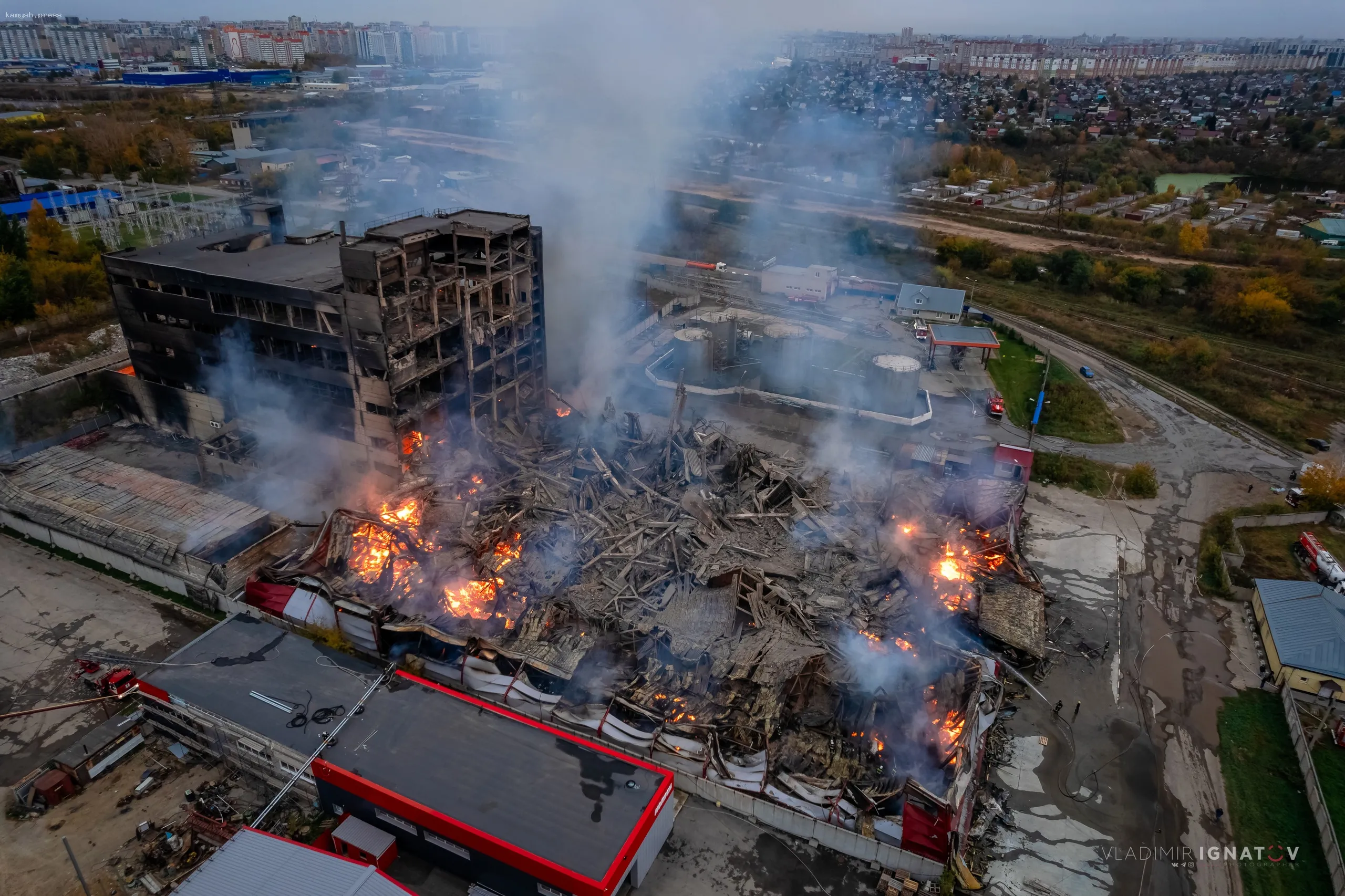 Крупный пожар на мебельной фабрике Барнаула потушили только к утру понедельника