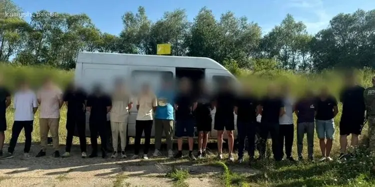 Пограничники раскрыли детали перехвата автобуса с 17 уклонистами у границы Венгрии (ВИДЕО)