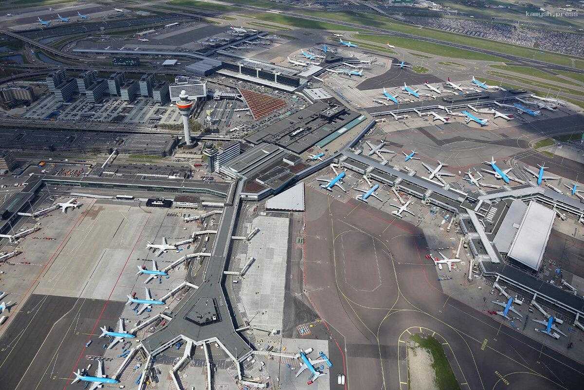 В аэропорту Амстердама в двигатель самолета засосало человека, начато расследование