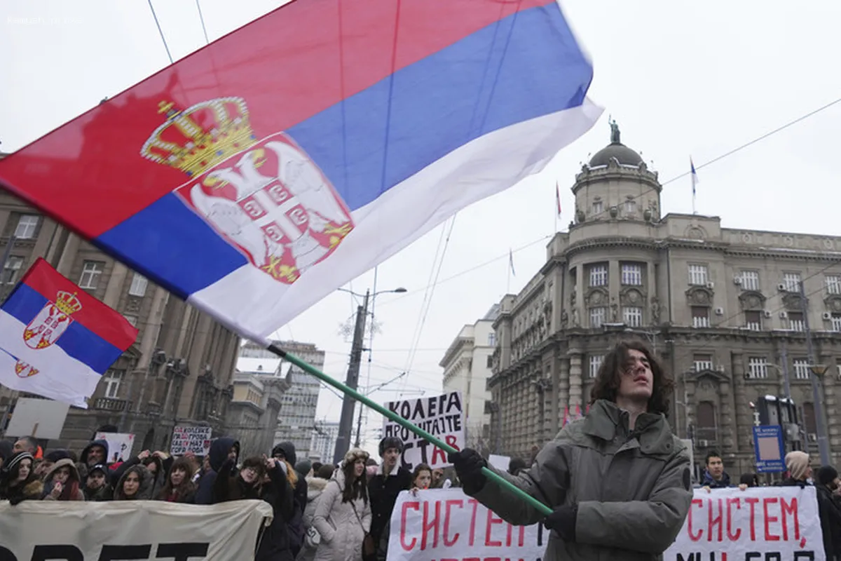 Протестующие перекрыли движение перед правительственными зданиями в Белграде