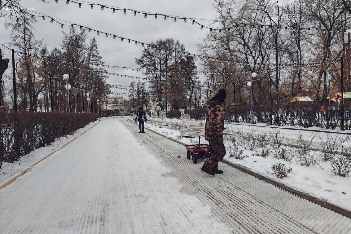 В парке Терешковой в Челябинске приступили к обустройству катка