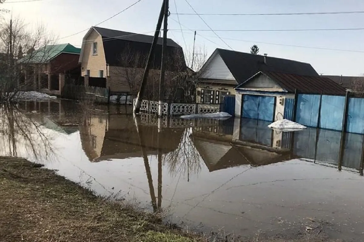 В Орске подвалы многих домов остаются затопленными, ремонтники работают в авральном режиме