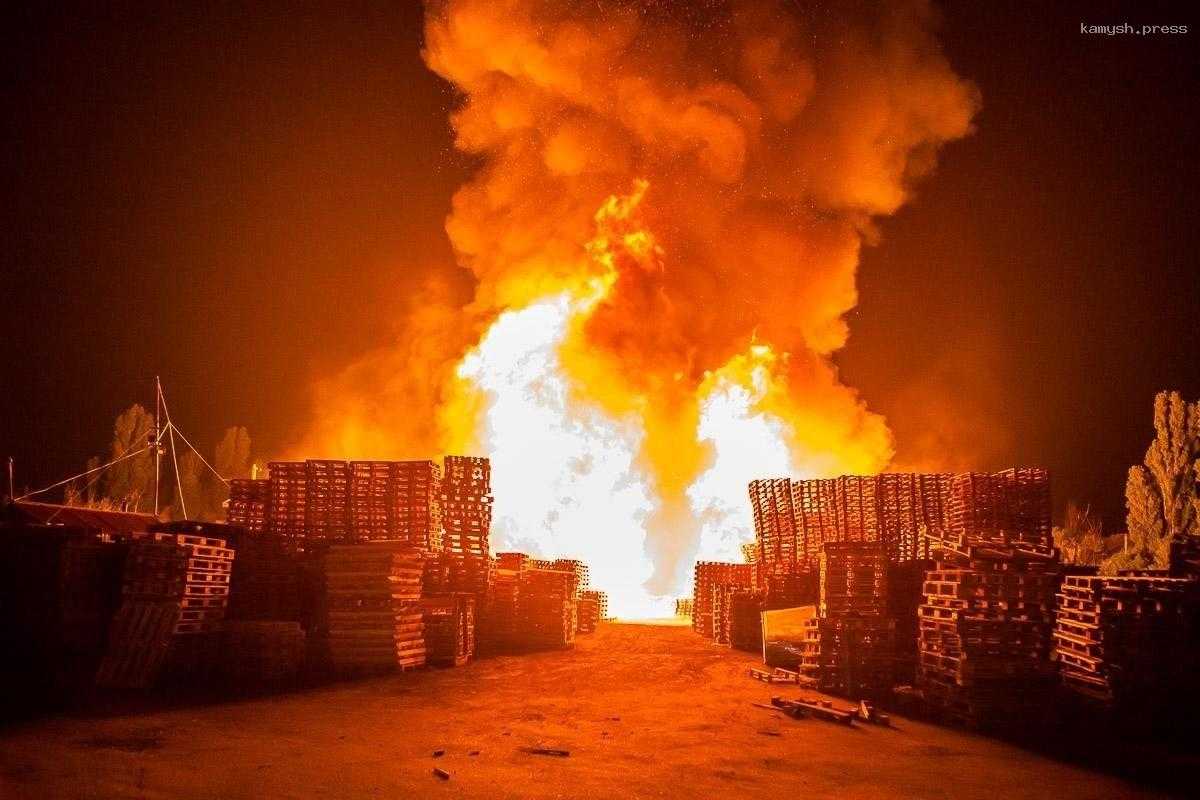 В Киевской области сутки не могут потушить пожар на предприятии