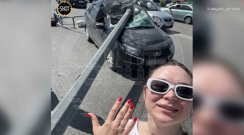 Чудом уцелевшей в ДТП с фонарным столбом женщине сделали предложение прямо у разбитого авто
