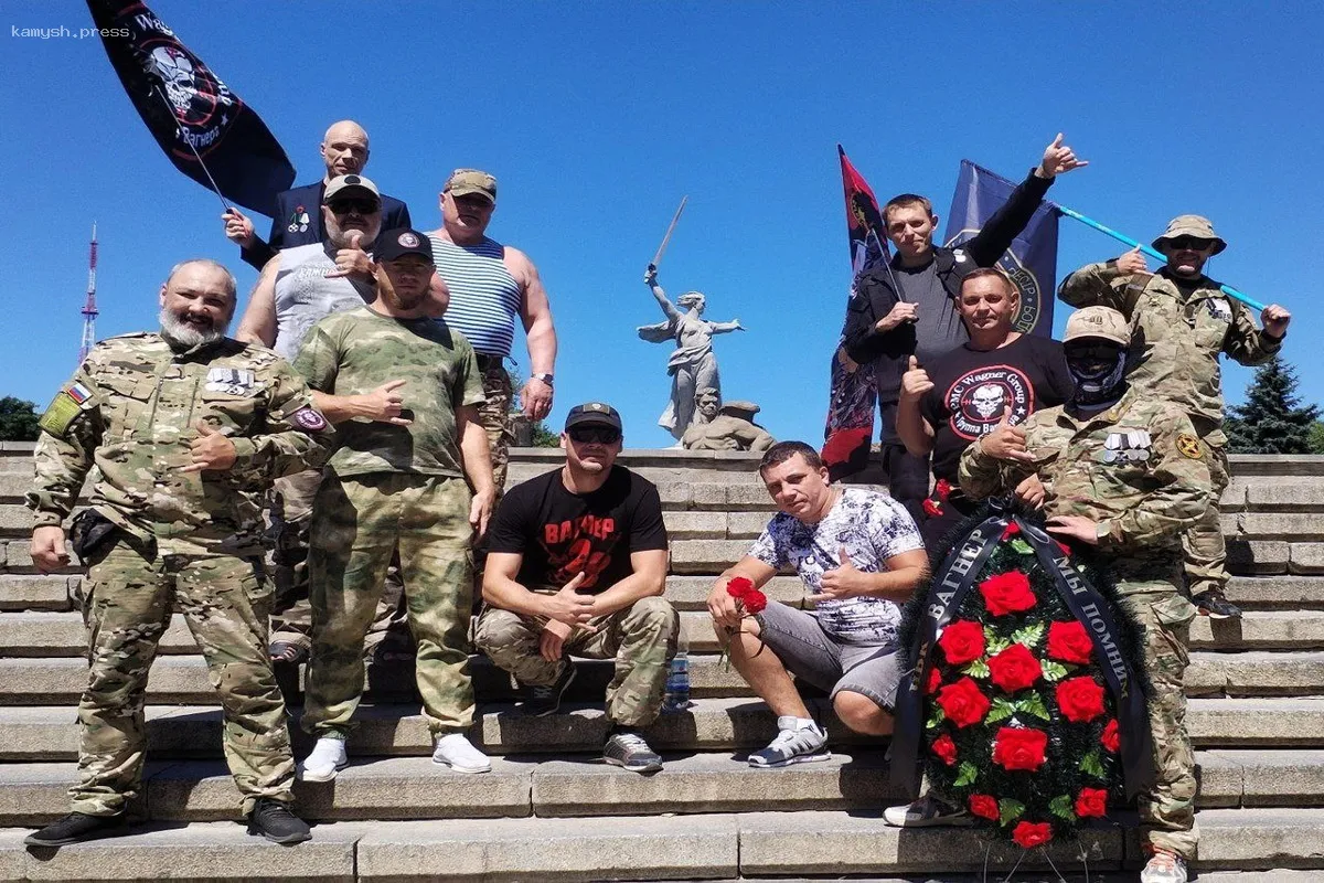 В Волгограде заметили толпу мужчин с символикой ЧВК «Вагнер»