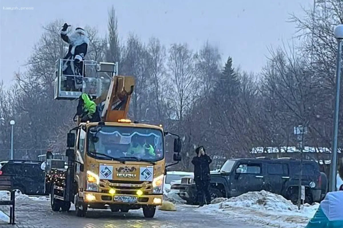 Дед Мороз пожаловал на дворовую елку в Пушкине на автовышке