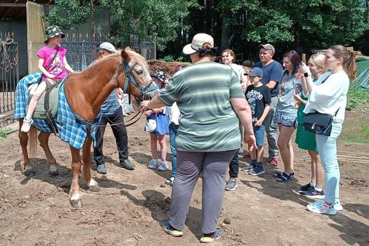 В г.о. Пушкинский детей лечат через общение с лошадьми