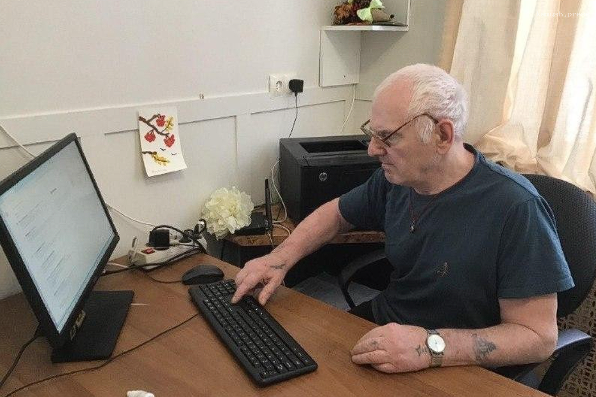 В доме-интернате «Пушкинский» пенсионеров учат компьютерной грамоте