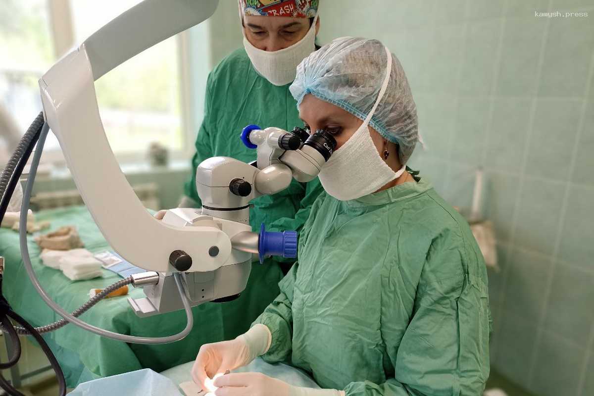 В больнице Пушкина пациенту за 15 минут удалили косметический дефект на глазу
