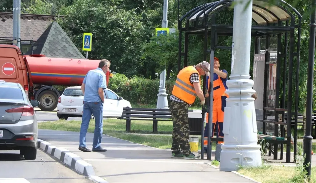 На проспекте Испытателей в Красноармейске сотрудники Мосавтодора отремонтировали поврежденные остановочные павильоны