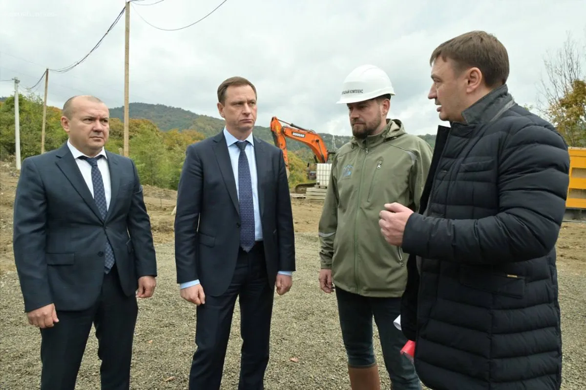 В Сочи по поручению мэра Андрея Прошунина строят водоводы и канализацию к участкам многодетных семей