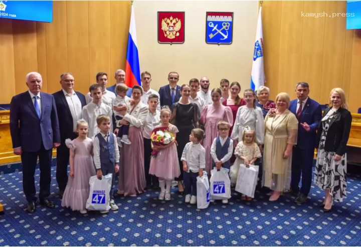 Жительница Ленобласти получила звание «Мать-героиня»