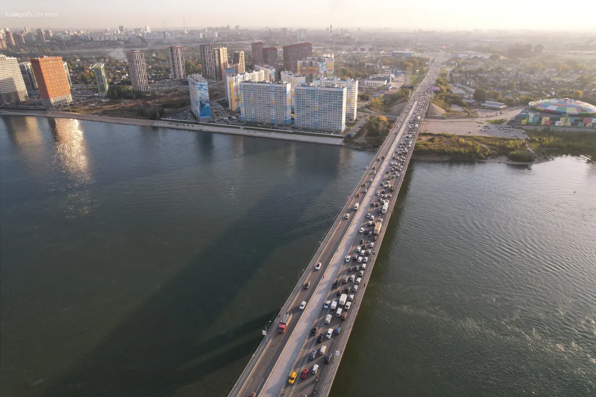 На всех шести полосах Димитровского моста в Новосибирске открыли полноценное движение