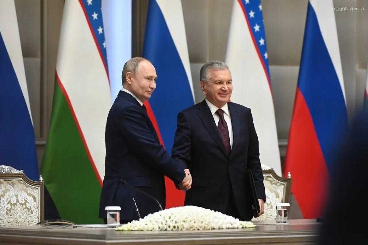 Песков рассказал, почему Путин задержался в Узбекистане