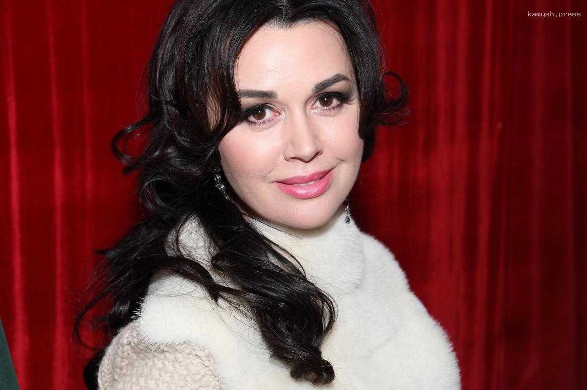 Семья Анастасии Заворотнюк опровергла сообщения, что актриса умерла в хосписе