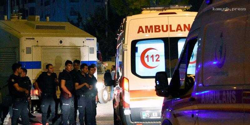 Три человека погибли и пятеро пострадали в результате перестрелки в стамбульском кафе