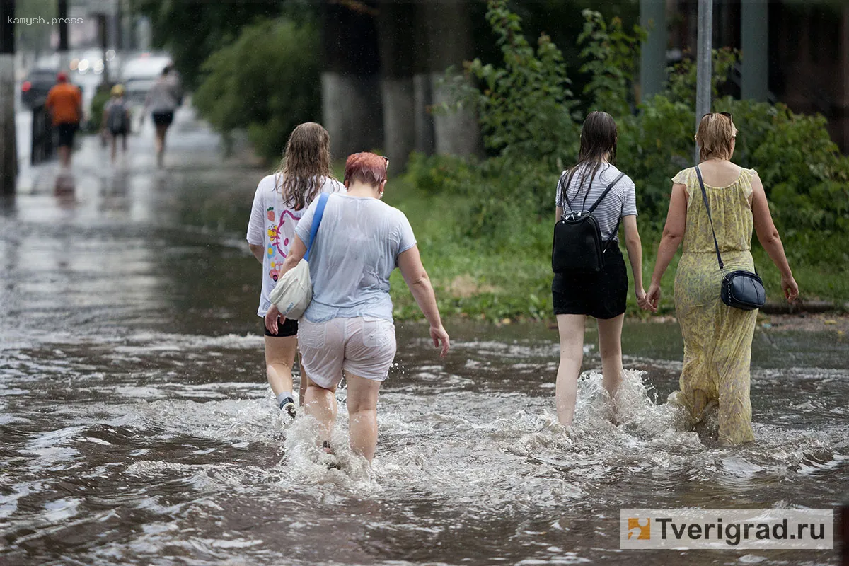 Гроза и ливень превратили Тверь в Венецию