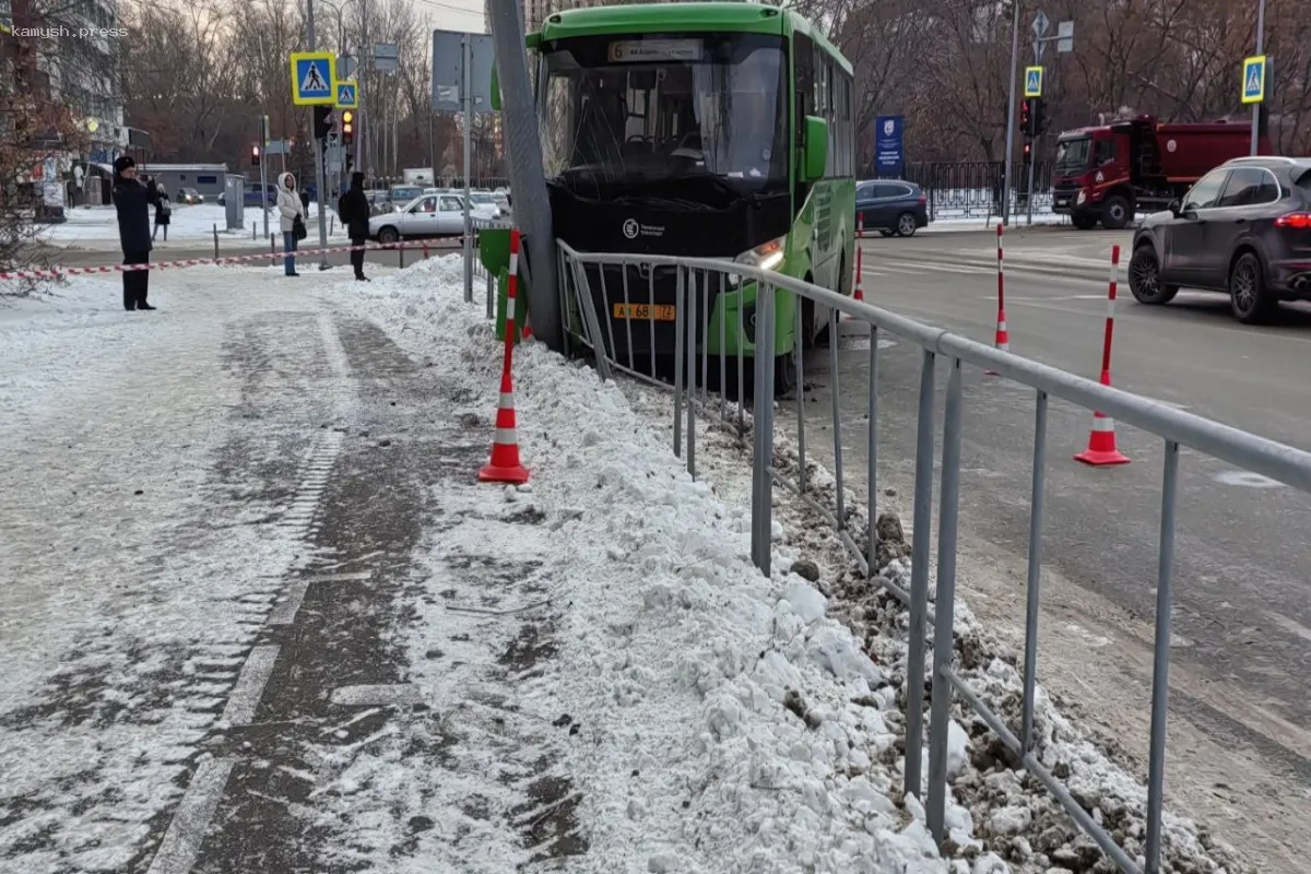 В Тюмени водитель пассажирского микроавтобуса совершил аварию, 10 человек пострадали