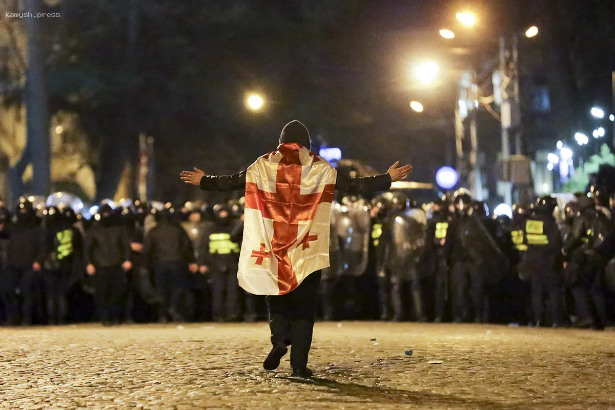 Эксперт Крылов: Грузинской оппозиции для силового захвата власти необходимо 100 тысяч радикалов