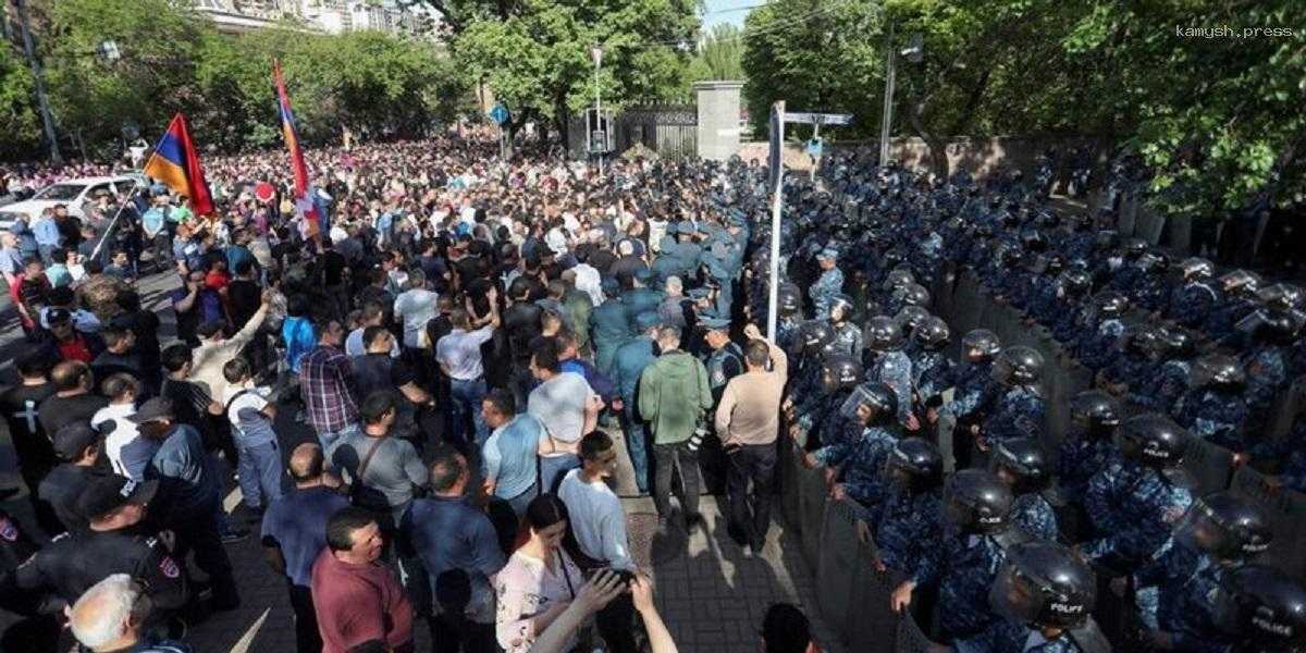 Бунт в Армении: митингующие начали акции гражданского неповиновения