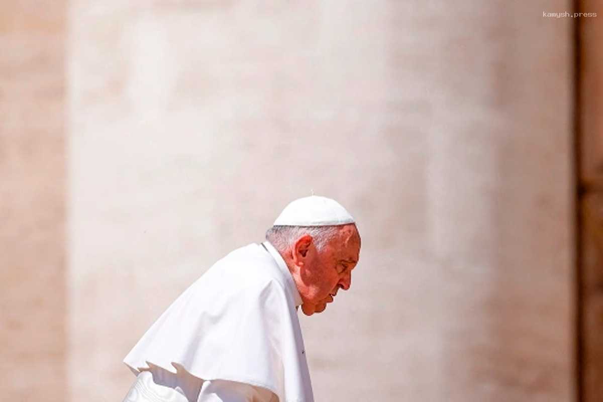 Ватикан принес извинения за оскорбление геев папой римским