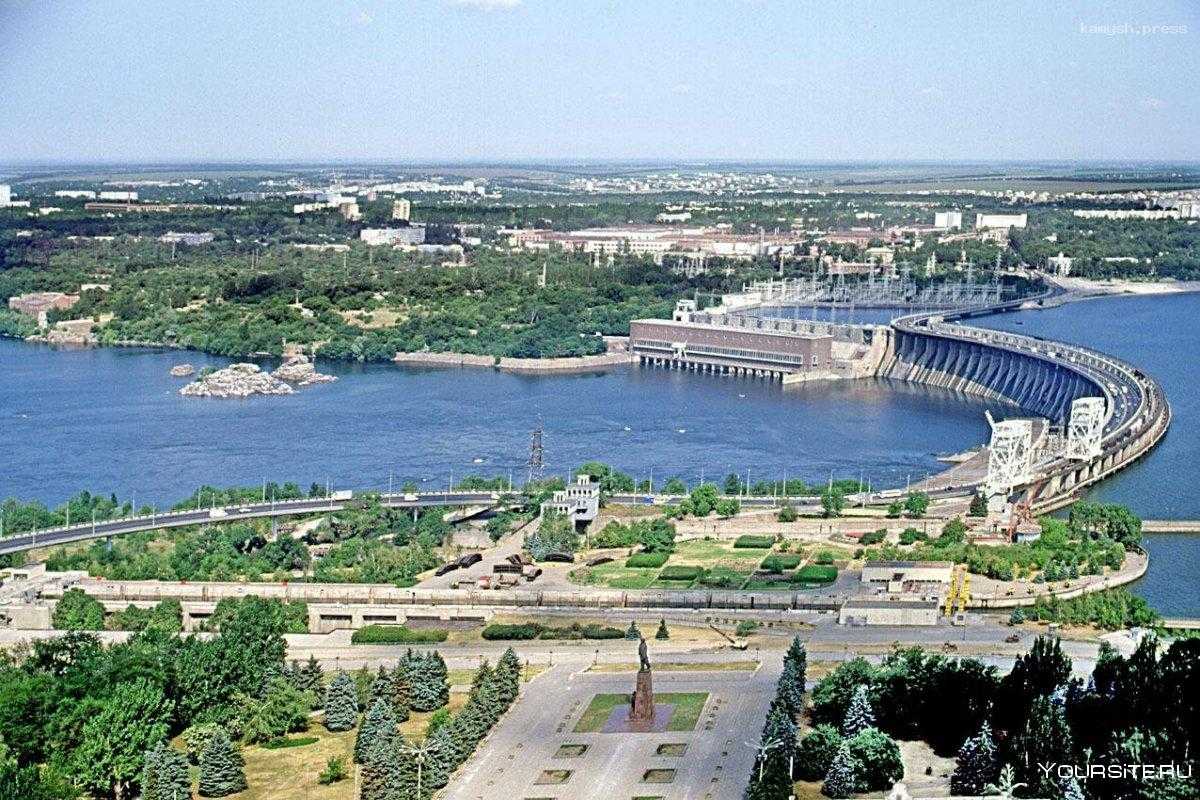 Движение у ДнепроГЭС приостановлено после взрывов в Запорожье