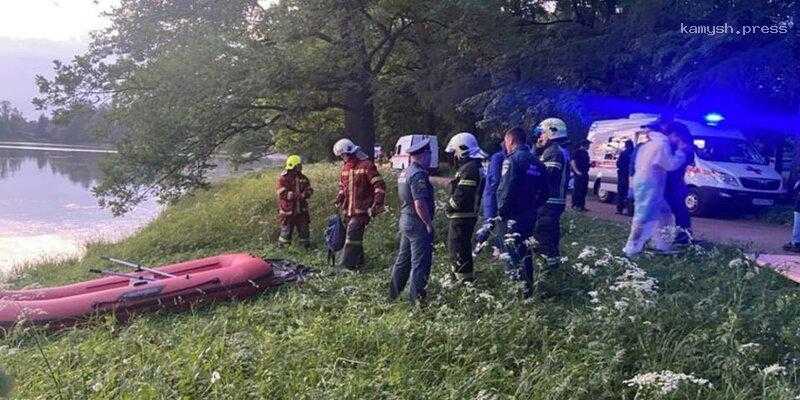 В петербургском Царском Селе на пруду перевернулся понтон с людьми, одна женщина погибла