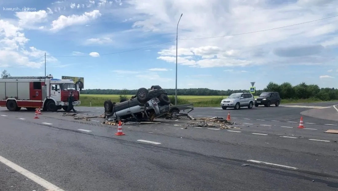 Под Вологдой водитель «Газели» не заметил поворачивающую «Ниву» и снес ее