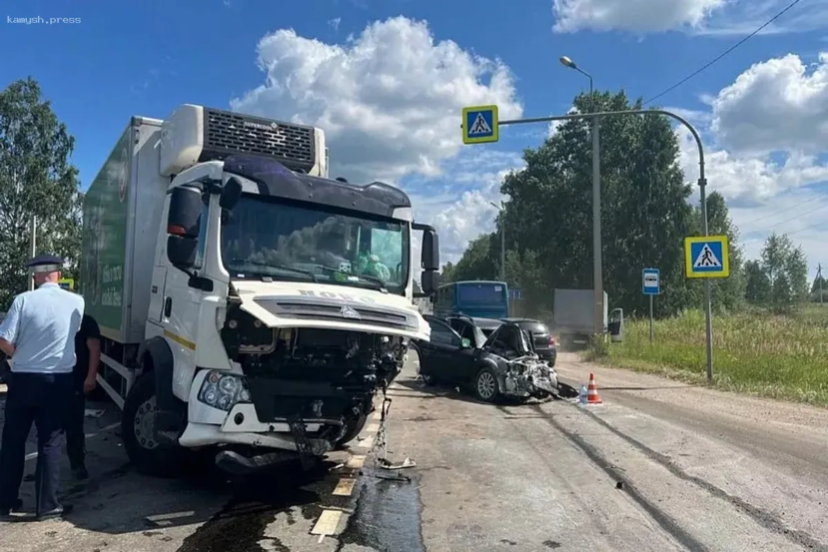 В Удмуртии легковушка врезалась в грузовик, есть погибшие