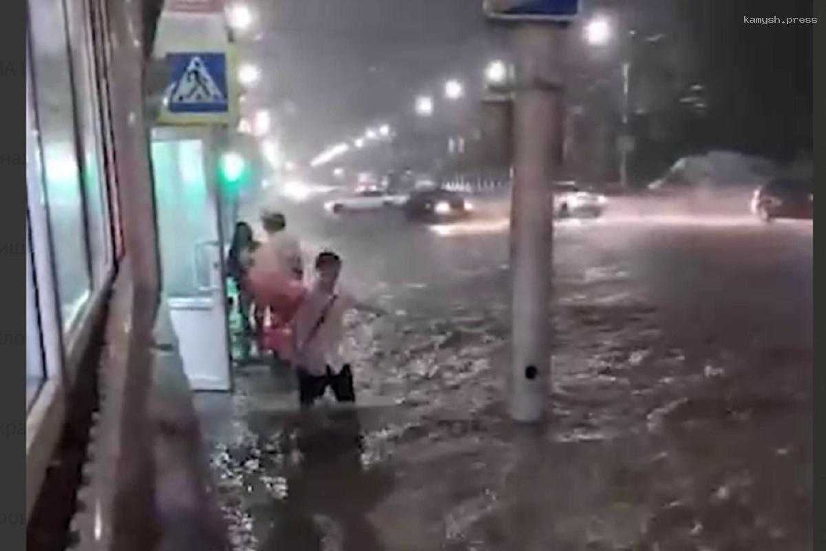 Сильнейшая буря с ветром и ливнями обрушилась на Саратов, затопив городские улицы