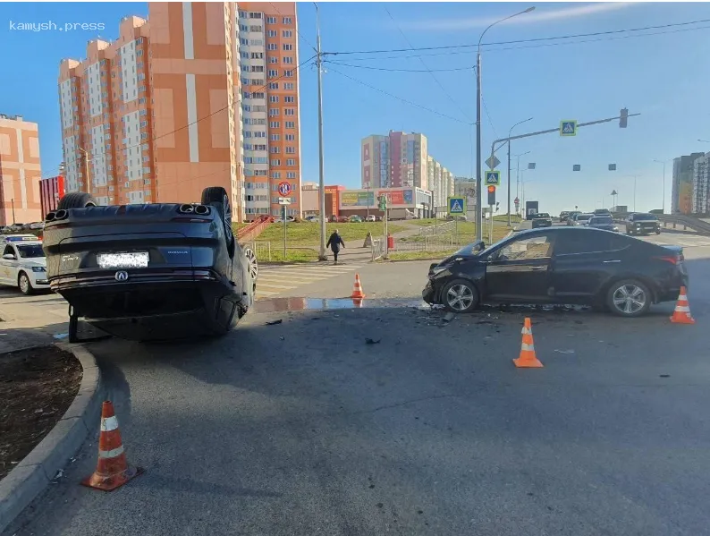 В Кирове в жестком ДТП пострадали два человека