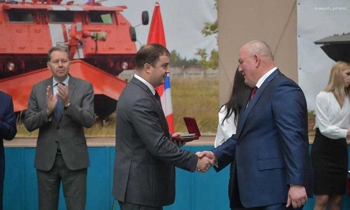 Коллектив Омского завода транспортного машиностроения наградили за восстановление танков Т-80