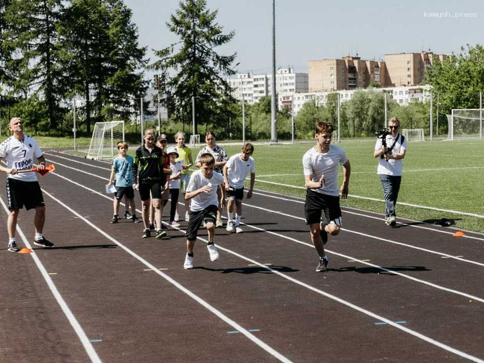 Около 30 юношей и девушек сдали нормативы ГТО по бегу на стадионе «Химик» в Чехове