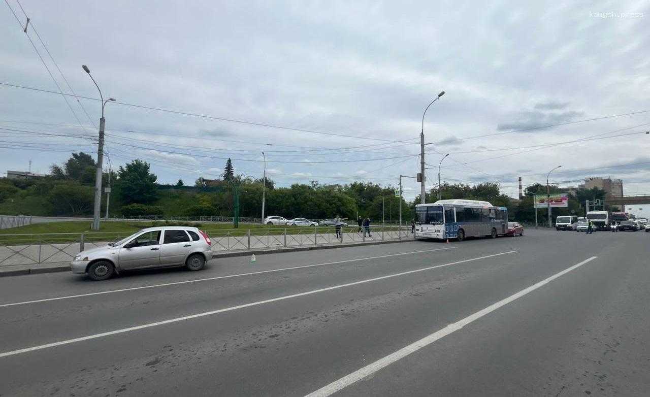 В Новосибирске Госавтоинспекция разбирается в обстоятельствах ДТП с участием пассажирского автобуса
